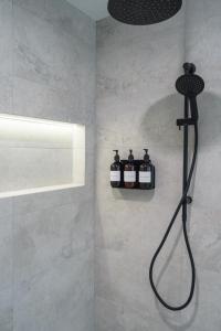 łazienka z prysznicem i 2 butelkami mydła na ścianie w obiekcie La Cabine Tootgarook - Private studio w mieście Tootgarook