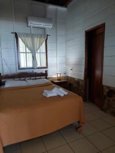 ein Schlafzimmer mit einem Bett mit Handtüchern darauf in der Unterkunft Sunset Bay B&B in Corn Island