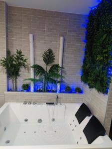 y baño con bañera y luces azules. en Espectacular apartamento con spa privado, en Miami Platja