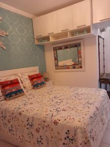 a bedroom with a bed and a mirror at Linda Casa Condomínio Maresias in Maresias