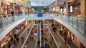 Una vista aérea de un centro comercial con gente en tirou 5 centre Brussels-charleroi-airport en Charleroi