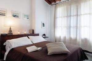a bedroom with a bed with two pillows and a window at Casa Vacanze Rondini Blu in Montespertoli