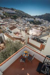 - une table sur un balcon avec vue sur la ville dans l'établissement Casa Corbeto 43, à Cómpeta
