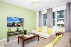 - un salon avec un canapé et une table dans l'établissement Family Friendly 4 Bedrooms with GameRoom close to Disney in Compass Bay 5103, à Kissimmee