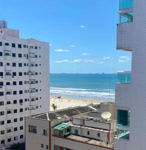 Blick auf den Strand von einem Gebäude in der Unterkunft Apto Vista Mar Varanda Gourmet in Praia Grande