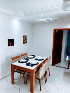 ein Esszimmer mit einem Tisch und Stühlen in der Unterkunft Apto Vista Mar Varanda Gourmet in Praia Grande