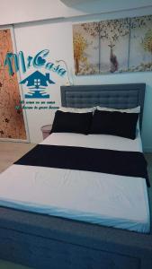 Un dormitorio con una cama azul y blanca en una habitación en MiCasa- Azure north Monaco, en Lagundi