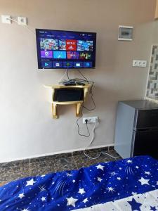 TV at/o entertainment center sa Gallaghers city ( YameHome )