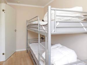 ジルレジェにあるThree-Bedroom Holiday home in Gilleleje 14の二段ベッド3組が備わる客室です。