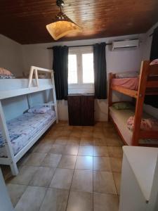 1 dormitorio con 2 literas y ventana en Cataratas Jazz Hostel en Puerto Iguazú