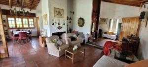 ein Wohnzimmer mit Sofas und einem Tisch in der Unterkunft La Calma Casa de Campo - Villa Parque Siquiman in Villa Parque Siquiman