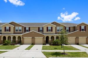 uma casa grande com uma entrada em Stunning 4 Bd w/ GameRoom Close to Disney 5110K em Kissimmee