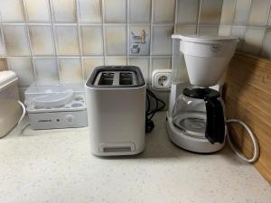 een aanrecht met een koffiezetapparaat en een blender bij Apartment Lopez in Sankt Johann in Tirol