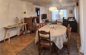 uma sala de jantar e sala de estar com mesa e cadeiras em 4 Bedroom Gorgeous Home In Varberg em Varberg