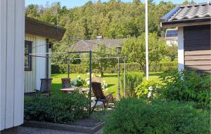 um jardim com uma pérgola, uma mesa e cadeiras em 4 Bedroom Gorgeous Home In Varberg em Varberg