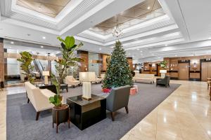 uma árvore de Natal no lobby de um hotel em Hale Kekai on Bishop 2412 - 30-Day Minimum em Honolulu