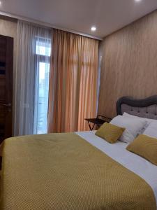 Un dormitorio con una cama grande y una ventana en Gonio, en Kvariati