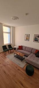 sala de estar con sofá y mesa en 2Zimmer Apartment mit Stellplatz en Krefeld