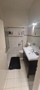 uma casa de banho branca com um lavatório e um WC em 2Zimmer Apartment mit Stellplatz em Krefeld
