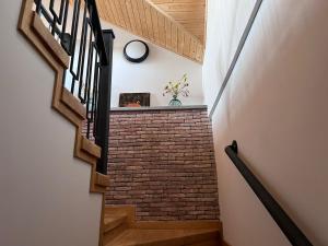 eine Backsteintreppe in einem Haus mit Ziegelwand in der Unterkunft Begaso Family Winery in Qwareli