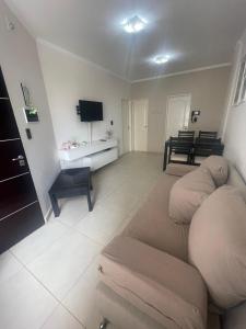 sala de estar con 2 camas y TV en Departamento Camba Cua en Corrientes
