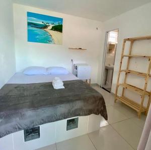 1 dormitorio con 1 cama en una habitación con escalera en Pé na Areia en Baía Formosa
