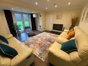 A seating area at Fabulous Spacious Bungalow in Solihull close to Bham Airport NEC & Bham City Centre