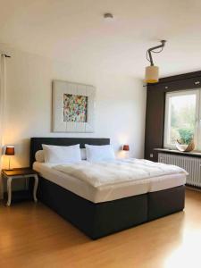 Giường trong phòng chung tại schöne große Wohnung 2 Schlafzimmer bis 6 Pax nähe Stadion Signal Iduna