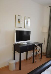 a black desk with a computer on top of it at schöne große Wohnung 2 Schlafzimmer bis 6 Pax nähe Stadion Signal Iduna in Dortmund