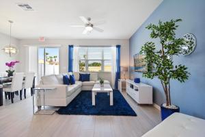 uma sala de estar com um sofá branco e uma parede azul em Family Friendly Four Bedrooms 5145 em Kissimmee