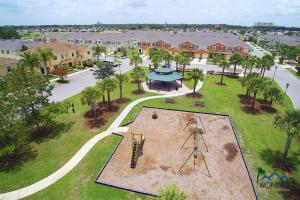 uma vista aérea de um parque com um parque infantil em Family Friendly Four Bedrooms 5145 em Kissimmee