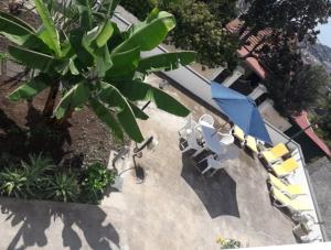 - une vue sur un skatepark avec un parasol dans l'établissement Madeira Panoramic Villa- Promoção 2 ou 3 semana, à Funchal