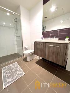 La salle de bains est pourvue d'un lavabo, de toilettes et d'une douche. dans l'établissement Bold in Bruce - 1bd 1bth 1csp, à Belconnen