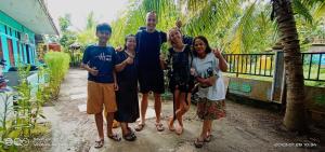 入住Raja Ampat Sandy Guest House的客人