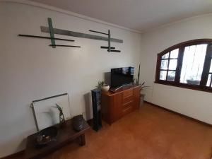 a living room with a tv and a table at Departamento en Olivos in Olivos