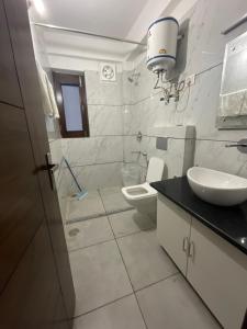 une salle de bain blanche avec un lavabo et des toilettes dans l'établissement The Ivory Pine, à Shimla 76 autres photos