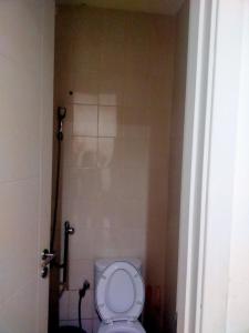 Kamar mandi di Makassar Sandy Guest House