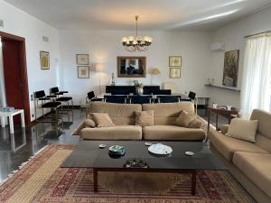 Posezení v ubytování Athens 360 penthouse, panoramic City view
