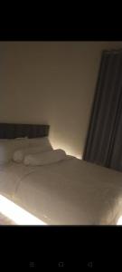 Tempat tidur dalam kamar di Makassar Sandy Guest House