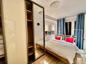 Posteľ alebo postele v izbe v ubytovaní DECOR 3 metro fast WiFi 1Gbs 80'TV HBO Disney AppleTV