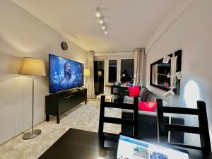 Televízia a/alebo spoločenská miestnosť v ubytovaní DECOR 3 metro fast WiFi 1Gbs 80'TV HBO Disney AppleTV