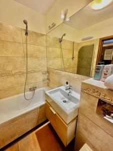 Kúpeľňa v ubytovaní DECOR 3 metro fast WiFi 1Gbs 80'TV HBO Disney AppleTV + 37 fotografií