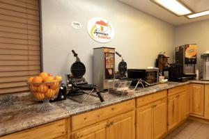 eine Küche mit einer Theke mit einer Schüssel Orangen darauf in der Unterkunft Super 8 by Wyndham Missoula/Brooks Street in Missoula