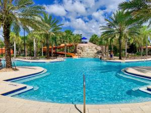 uma piscina num resort com escorrega em Gorgeous 5 Bd Single Family with Pool 5528 em Davenport