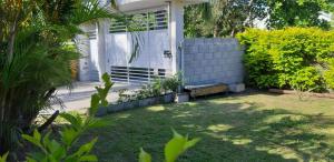 a white house with a garden in the yard at Aconchego em Floripa in Florianópolis