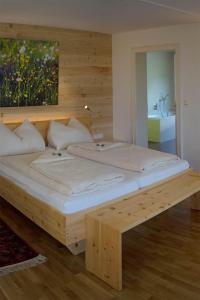 1 cama grande de madera en una habitación en Kurhotel Bad Zell, en Bad Zell