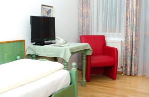 TV a/nebo společenská místnost v ubytování Kurhotel Bad Zell