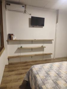 TV a/nebo společenská místnost v ubytování ROOM COLIBRÍ - La Casa de Eros