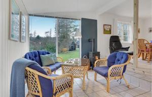 - un salon avec des chaises, une table et une cheminée dans l'établissement 3 Bedroom Lovely Home In Gørlev, à Gørlev