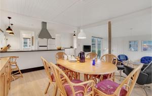une cuisine et une salle à manger avec une table et des chaises dans l'établissement 3 Bedroom Lovely Home In Gørlev, à Gørlev